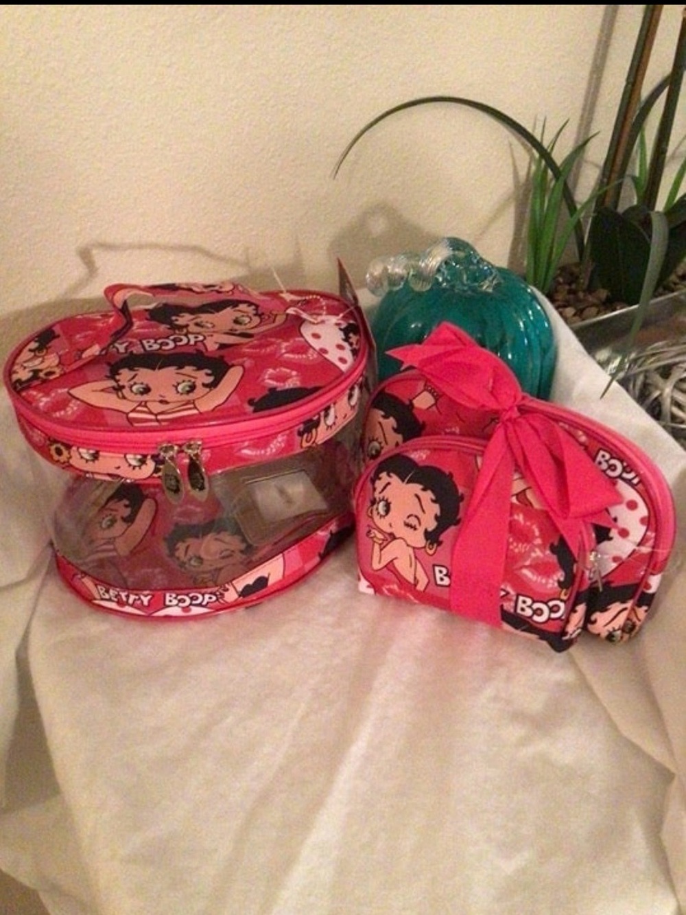 Betty Boop 3-piece Cosmetic set in Bright Pink